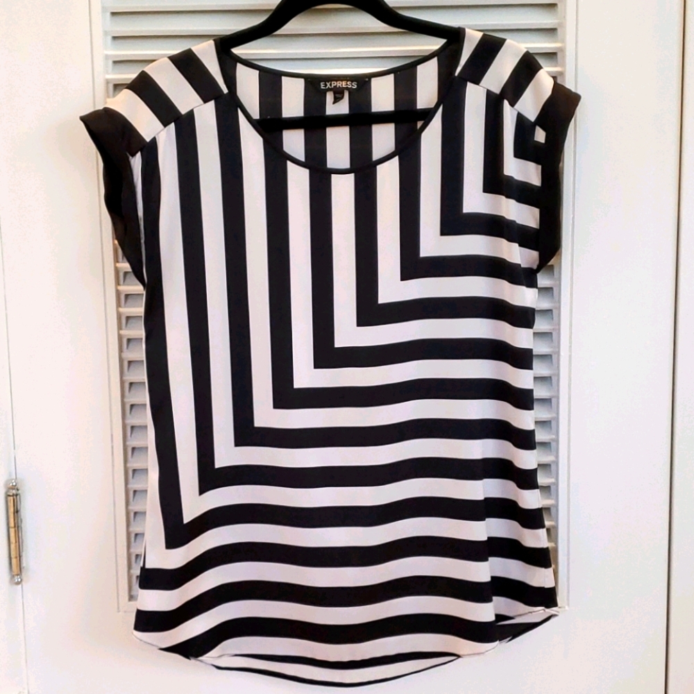 Express geometric shirt size small